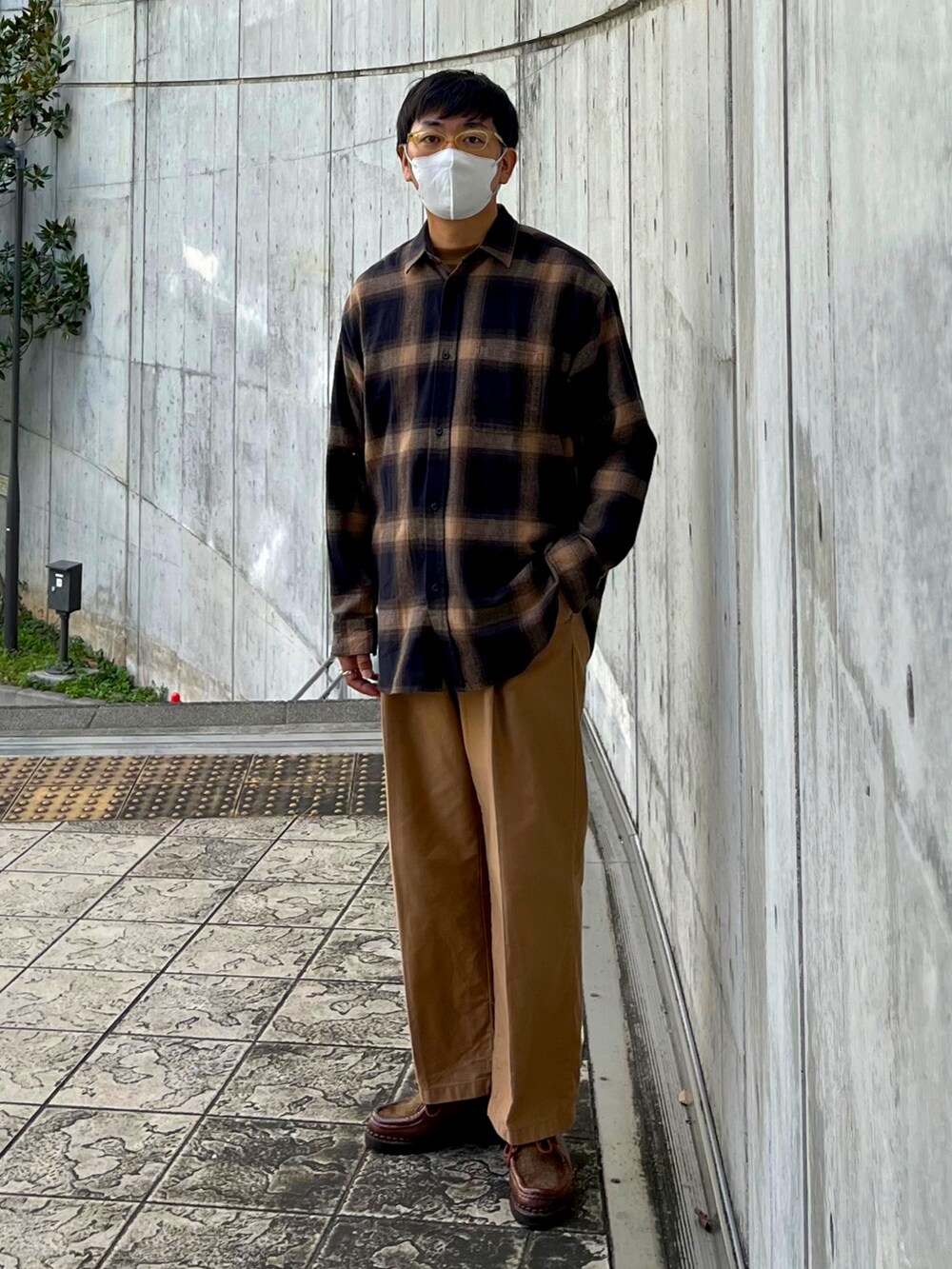 「PR、johnscloset、UNIQLO、Paraboot、秋服まるっと大公開、秋コーデ、ベージュ、チェック、古着MIX、休日スタイル、ブラウン、ワイドパンツ、シンプルコーデ、お出かけコーデ、スラックス」｜「Naive magicの【a】ソフトコットンネルチェック オーバーサイズ シャツ 長袖（シャツ/ブラウス、ブラック系）」を使った、たまにさん（メンズ・172cm）の秋コーディネートの2枚目の写真