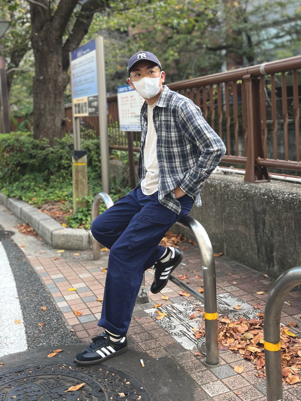 「秋服まるっと大公開、秋コーデ、チェック、joker、ジョーカー、全力で遊びを楽しむ男たち、PR、提供、カーゴパンツ、キャップ、シンプルコーデ、休日スタイル、スニーカー、WAIPER、adidas」｜「SOMEDIFFの【SOMEDIFF】ピグメント加工オンブレチェックネルシャツ メンズ ブロックチェック 長袖シャツ ビッグシルエット 秋服（シャツ/ブラウス、ブルー系）」を使った、たまにさん（メンズ・172cm）の秋コーディネートの3枚目の写真