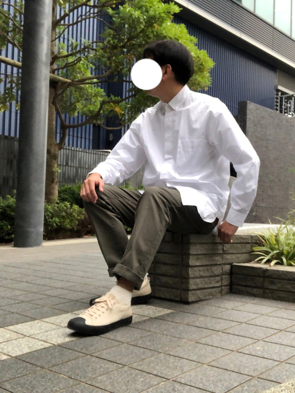 「ビッグシルエット、シンプル、白シャツ、チノパン、UNIQLO、スラックス、オーバーサイズ、大人カジュアル、カーキ、白スニーカー、プチプラ、きれいめカジュアル、シンプルコーデ、秋冬コーデ、UNIQLO+J」｜「UNIQLOのアイテム（シャツ/ブラウス、ホワイト系）」を使った、たまにさん（メンズ・172cm）の秋コーディネートの3枚目の写真