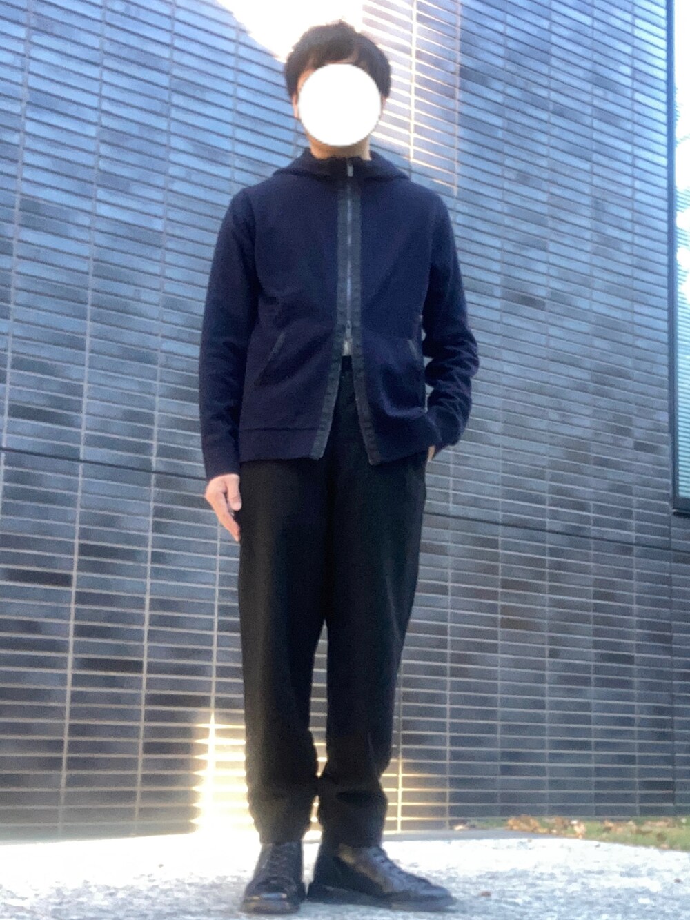 「ブーツ、パーカー、UNIQLO、スラックス、冬コーデ、レイヤードスタイル、大人カジュアル、休日スタイル、革靴、プチプラ、タックイン、きれいめカジュアル、シンプルコーデ、UNIQLO+J、UNIQLO U」｜「UNIQLOのアイテム（ニット/セーター、ブルー系）」を使った、たまにさん（メンズ・172cm）の秋コーディネートの3枚目の写真