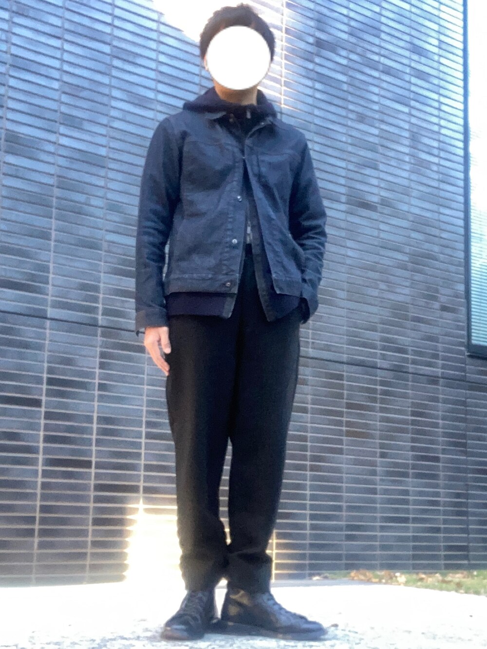 「ブーツ、パーカー、UNIQLO、スラックス、冬コーデ、レイヤードスタイル、大人カジュアル、休日スタイル、革靴、プチプラ、タックイン、きれいめカジュアル、シンプルコーデ、UNIQLO+J、UNIQLO U」｜「UNIQLOのアイテム（ニット/セーター、ブルー系）」を使った、たまにさん（メンズ・172cm）の秋コーディネートの2枚目の写真