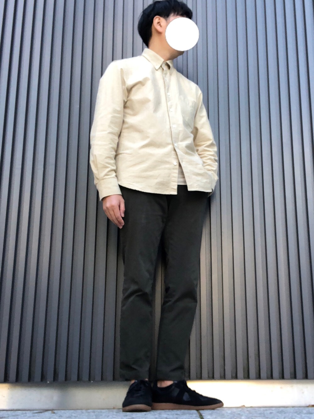 「レイヤード、カラーパンツ、チノパン、ベージュ、UNIQLO、無印良品、スラックス、レイヤードスタイル、ロンT、大人カジュアル、カーキ、休日スタイル、プチプラ、アースカラー、きれいめカジュアル」｜「無印良品のアイテム（シャツ/ブラウス、ベージュ系）」を使った、たまにさん（メンズ・172cm）の秋コーディネートの2枚目の写真