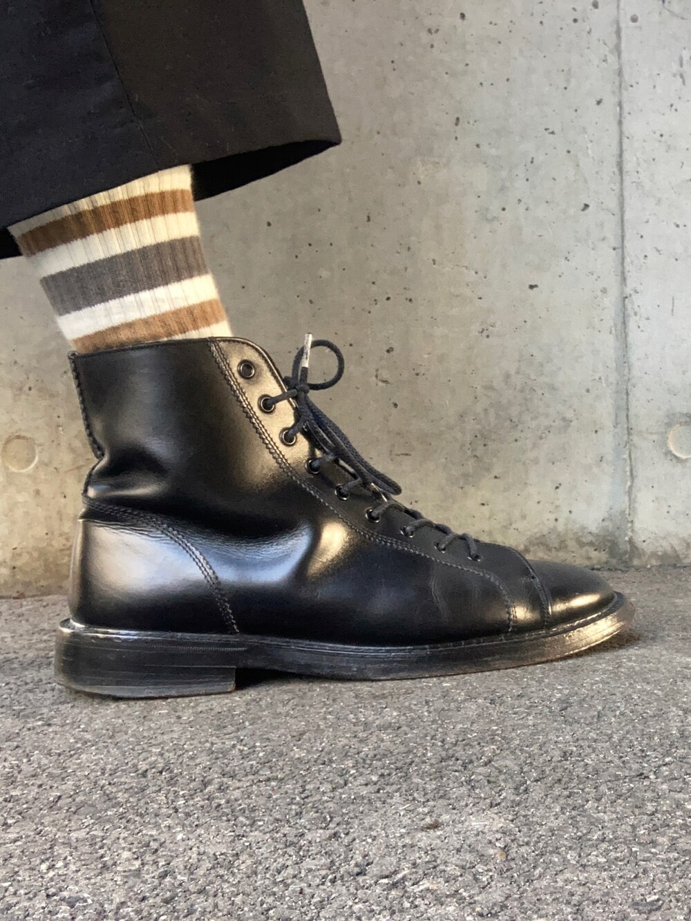 「レイヤードスタイル、マイベストコーデ2021、冬コーデ、パーカー、休日スタイル、モックネック、プチプラ、UNIQLO、UNIQLO U、UNIQLO+J、スラックス、シンプルコーデ、ブーツ、革靴、ワイドパンツ」｜「UNIQLOのアイテム（ニット/セーター、ブルー系）」を使った、たまにさん（メンズ・172cm）の冬コーディネートの4枚目の写真