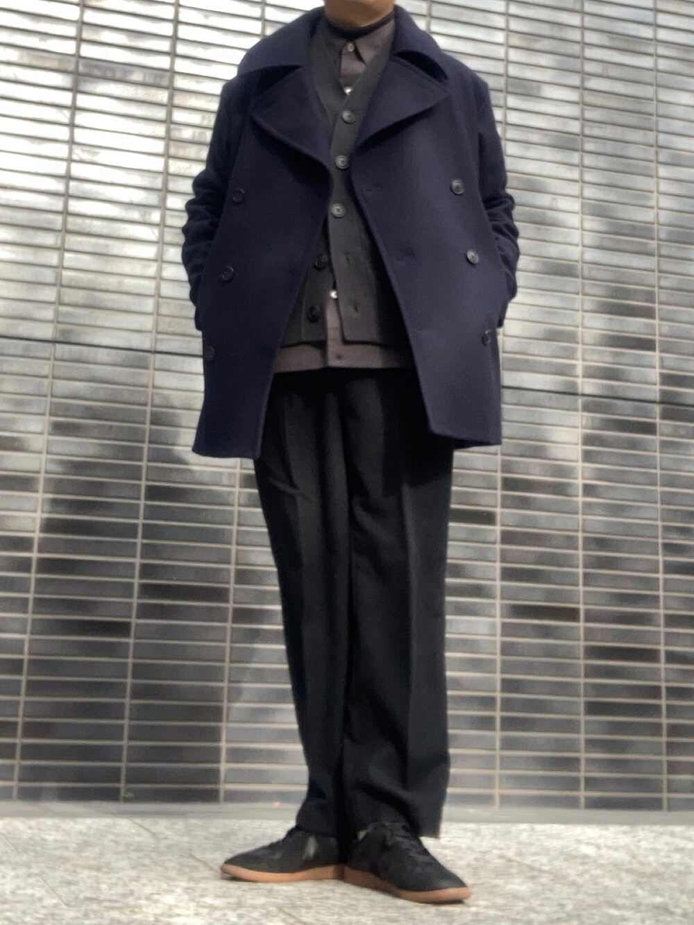 「冬コーデ、レイヤードスタイル、モノトーンコーデ、シンプルコーデ、休日スタイル、プチプラ、UNIQLO+J、UNIQLO、スラックス、スニーカーコーデ、シャツスタイル、きれいめカジュアル、タートルネック、ワントーンコーデ、あったかコーデ」|「UNIQLOのアイテム(カーディガン/ボレロ、グレー系)」を使った、たまにさん(メンズ・172cm)の冬コーディネートの2枚目の写真