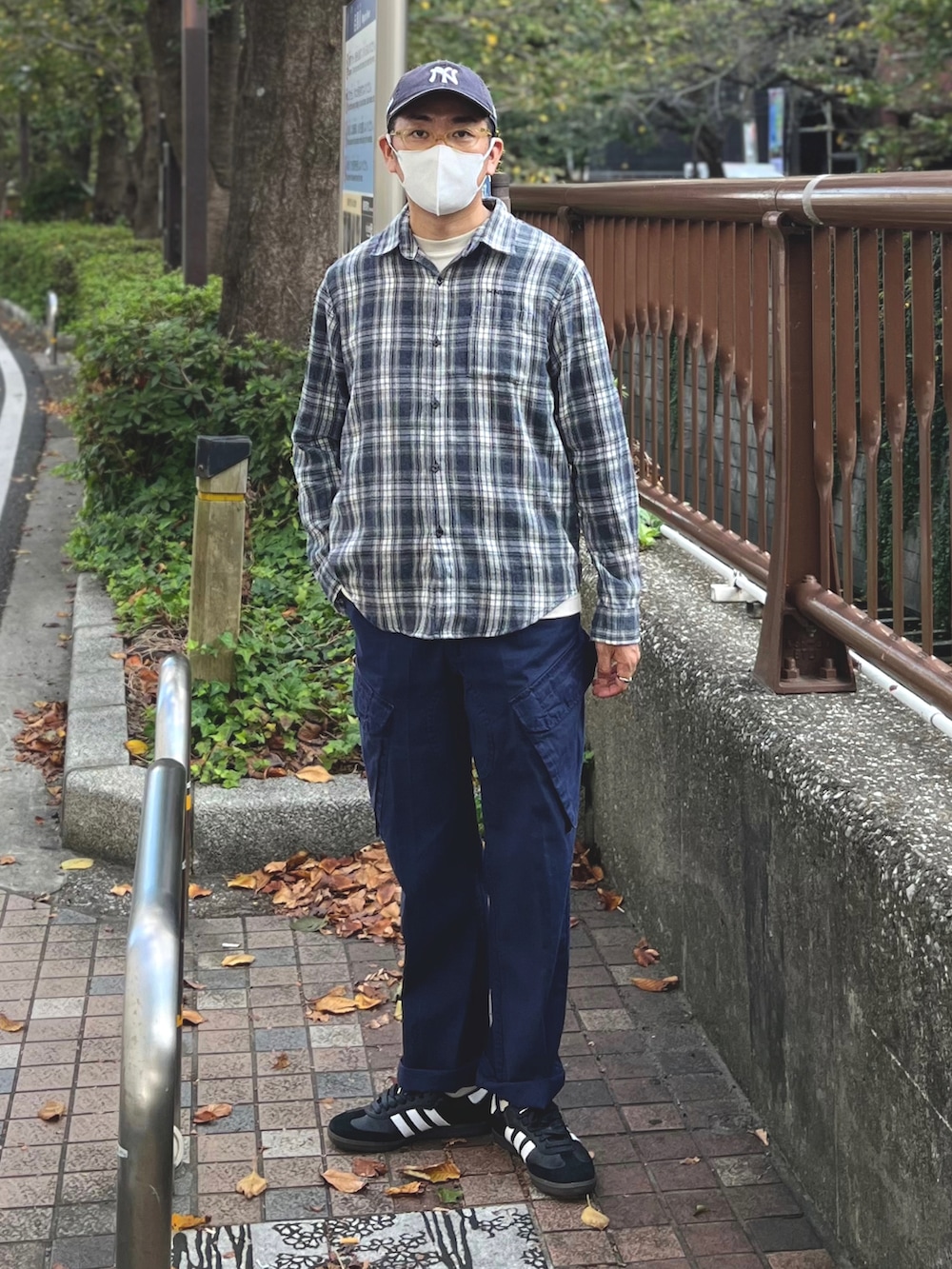 「秋服まるっと大公開、秋コーデ、チェック、joker、ジョーカー、全力で遊びを楽しむ男たち、PR、提供、カーゴパンツ、キャップ、シンプルコーデ、休日スタイル、スニーカー、WAIPER、adidas」｜「SOMEDIFFの【SOMEDIFF】ピグメント加工オンブレチェックネルシャツ メンズ ブロックチェック 長袖シャツ ビッグシルエット 秋服（シャツ/ブラウス、ブルー系）」を使った、たまにさん（メンズ・172cm）の秋コーディネートの2枚目の写真