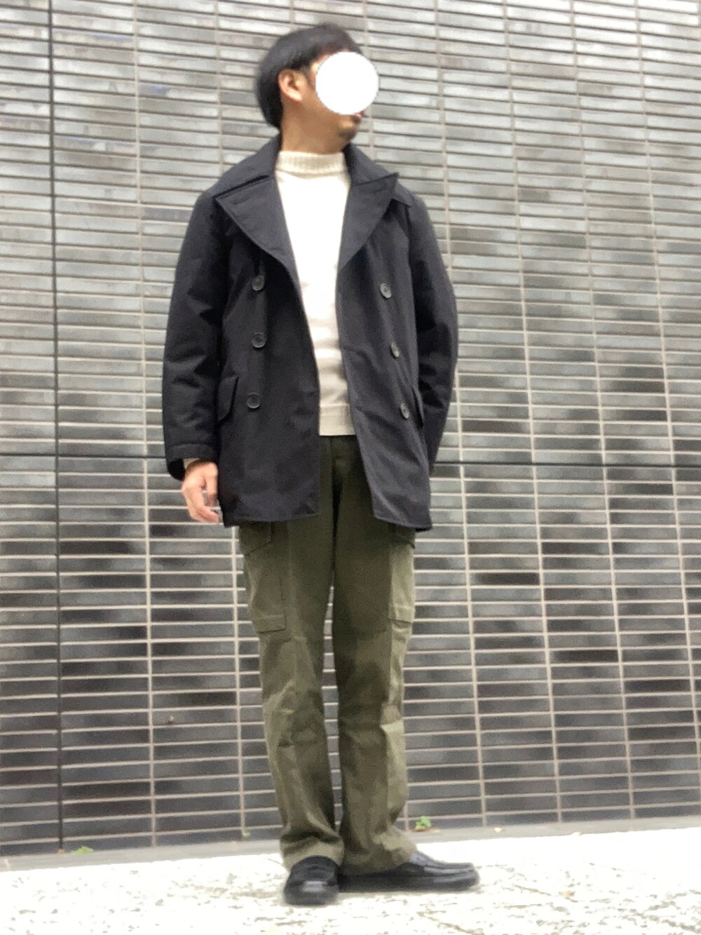 「冬コーデ、クリスマスに着たい服、ローファー、マイベストコーデ2021、休日スタイル、コート、プチプラ、あったかコーデ、UNIQLO、UNIQLO U、モックネック、センタープレス、古着MIX、カーゴパンツ、シンプルコーデ」｜「UNIQLOのアイテム（ピーコート、ブラック系）」を使った、たまにさん（メンズ・172cm）の冬コーディネートの2枚目の写真