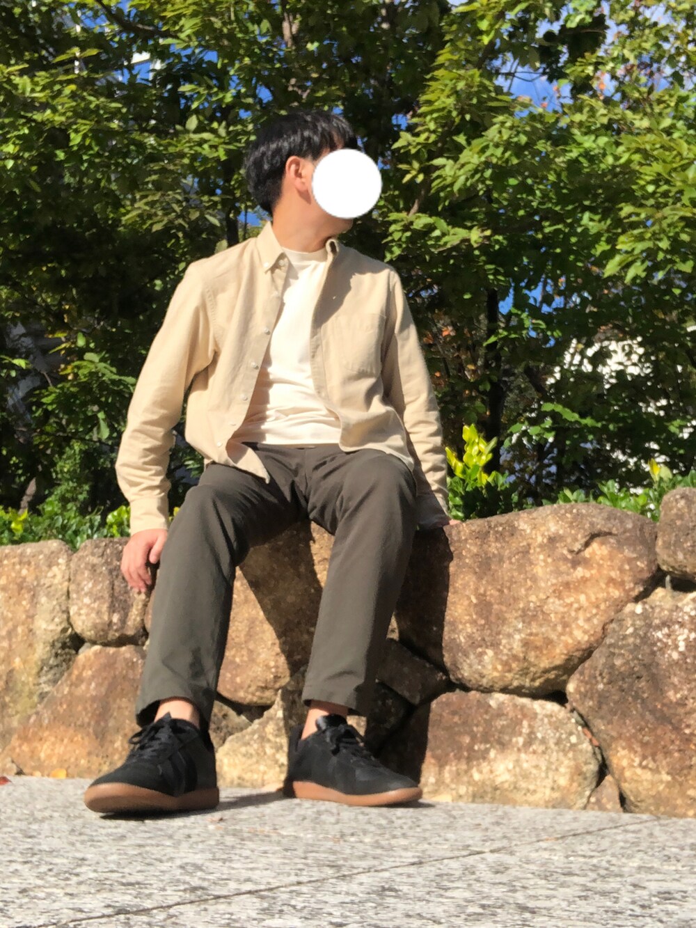 「レイヤード、カラーパンツ、チノパン、ベージュ、UNIQLO、無印良品、スラックス、レイヤードスタイル、ロンT、大人カジュアル、カーキ、休日スタイル、プチプラ、アースカラー、きれいめカジュアル」｜「無印良品のアイテム（シャツ/ブラウス、ベージュ系）」を使った、たまにさん（メンズ・172cm）の秋コーディネートの3枚目の写真