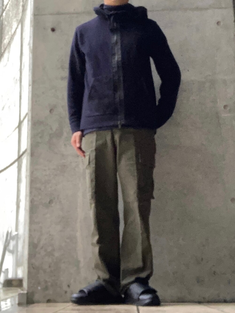 「カーゴパンツ、レイヤードスタイル、スニーカー、プチプラ、パーカー、タートルネック、冬コーデ、グリーン、私の推しブランド、UNIQLO、UNIQLO+J、きれいめカジュアル、ストリートMIX、シンプルコーデ、ミリタリーコーデ」|「UNIQLOのアイテム(ニット/セーター、ブルー系)」を使った、たまにさん(メンズ・172cm)の冬コーディネートの2枚目の写真
