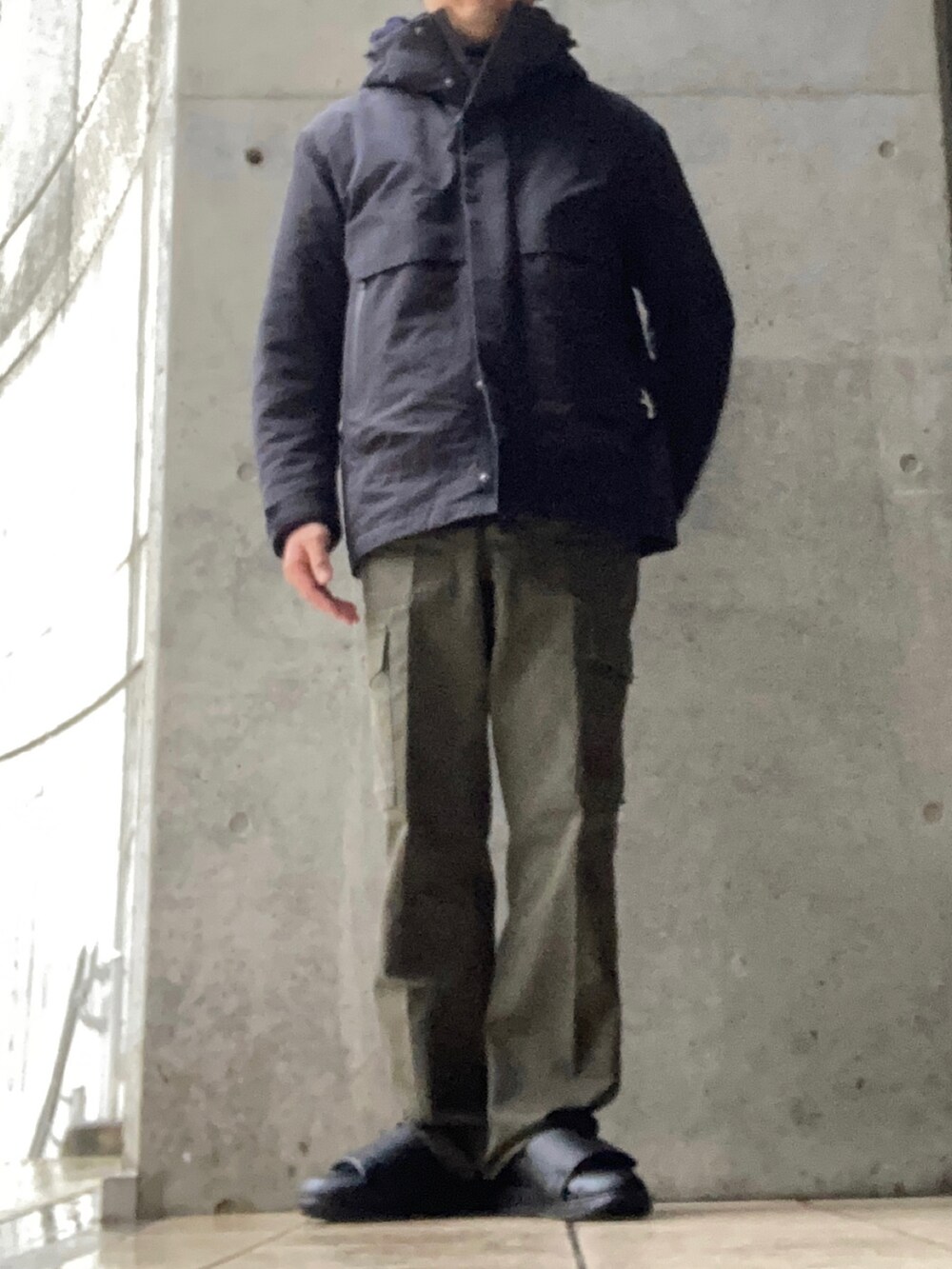 「カーゴパンツ、レイヤードスタイル、スニーカー、プチプラ、パーカー、タートルネック、冬コーデ、グリーン、私の推しブランド、UNIQLO、UNIQLO+J、きれいめカジュアル、ストリートMIX、シンプルコーデ、ミリタリーコーデ」|「UNIQLOのアイテム(ニット/セーター、ブルー系)」を使った、たまにさん(メンズ・172cm)の冬コーディネートの3枚目の写真