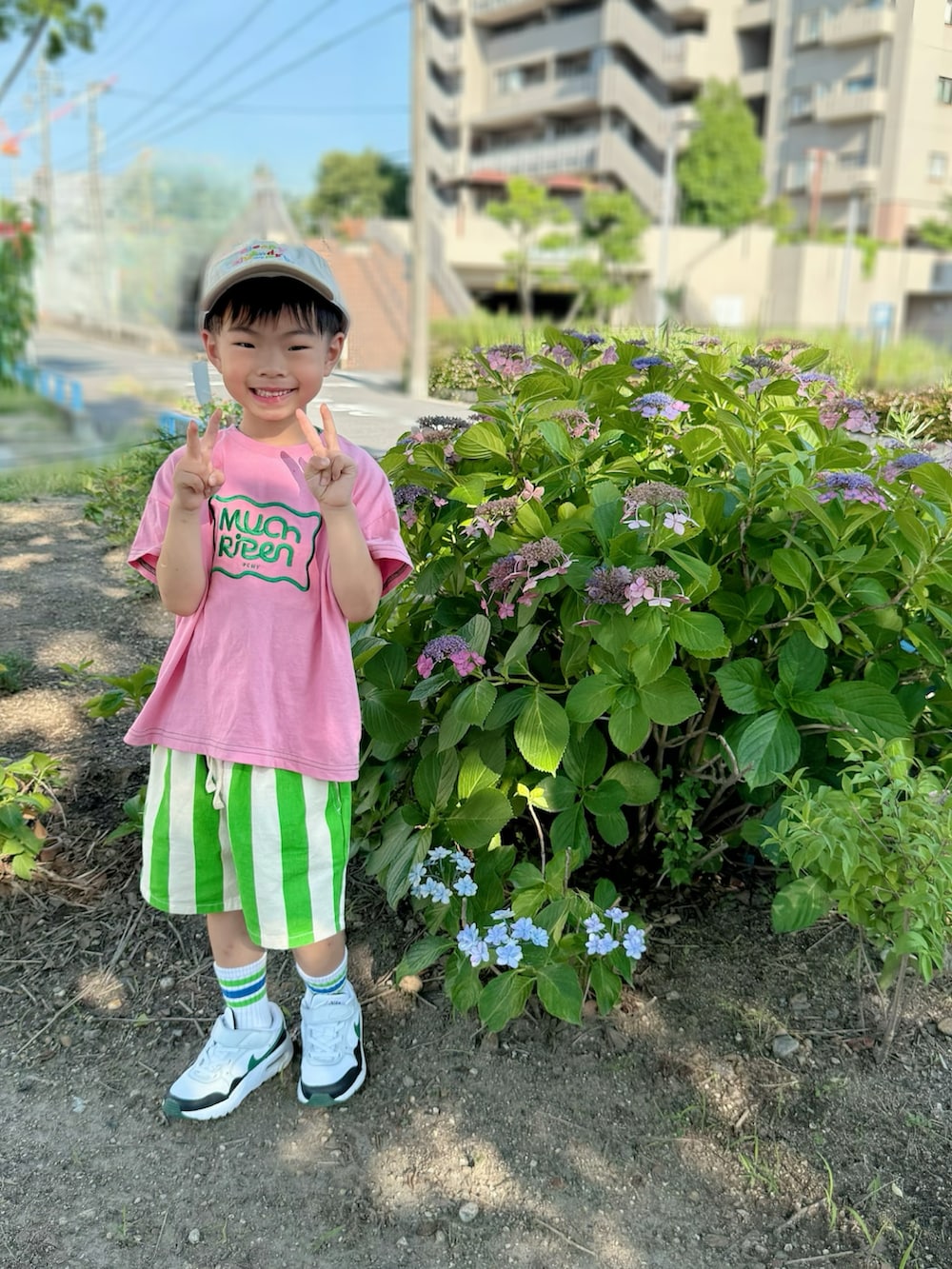 グリーン系のその他パンツ、ホワイト系のスニーカー、ピンク系のTシャツ/カットソーを着用したキッズの夏コーディネートの2枚目の写真