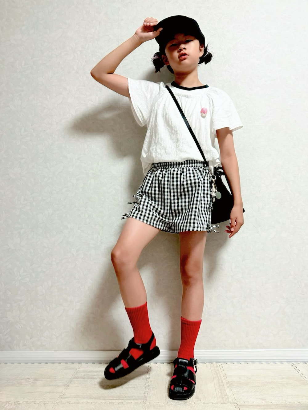 ブラック系のサンダル、ホワイト系のタンクトップ、ホワイト系のTシャツ/カットソーを着用したキッズの夏コーディネートの2枚目の写真