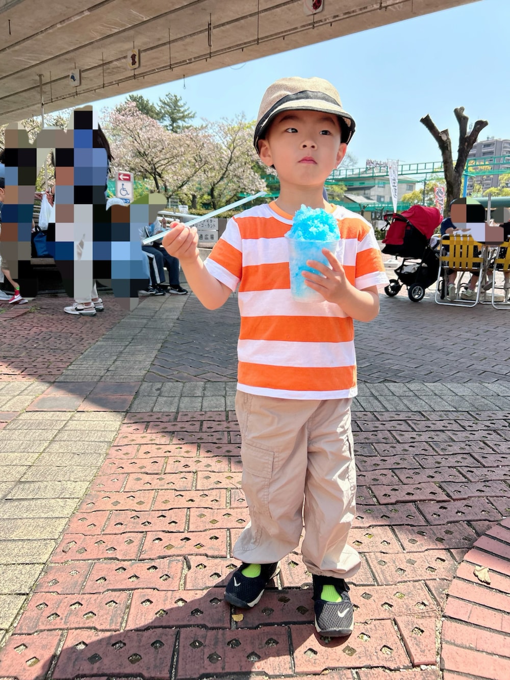 グリーン系のタンクトップ、オレンジ系のシャツ/ブラウス、ホワイト系のカーゴパンツを着用したキッズの春コーディネートの5枚目の写真