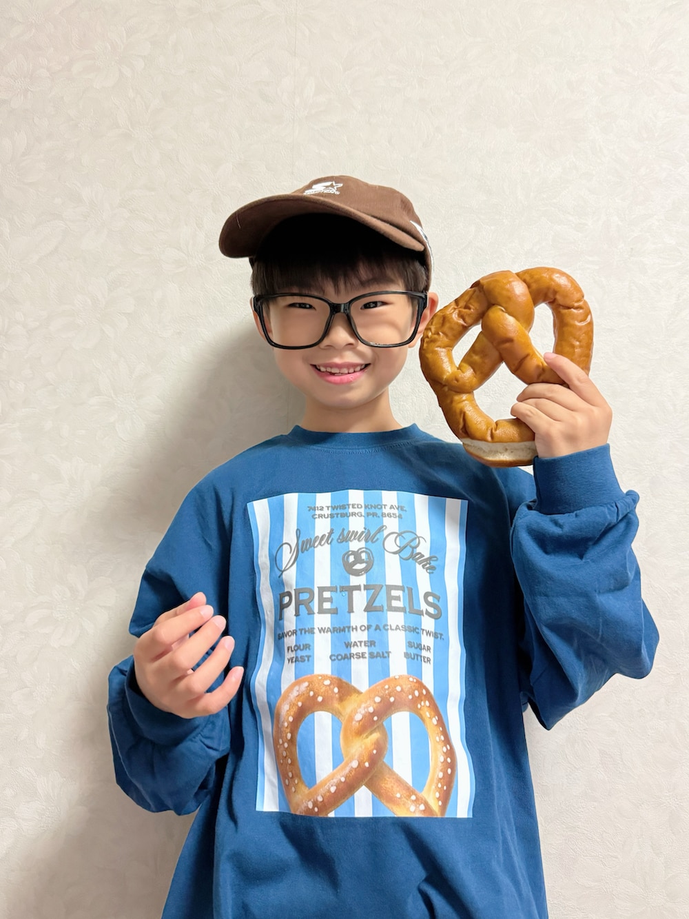 ブルー系のTシャツ/カットソー、グレー系のカーゴパンツ、ブラック系のスニーカーを着用したキッズの秋コーディネートの3枚目の写真