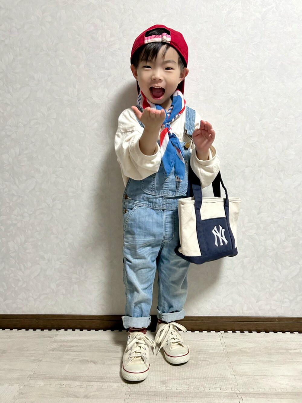 ホワイト系のTシャツ/カットソー、ブルー系のサロペット/オーバーオール、ホワイト系のショルダーバッグを着用したキッズの春コーディネートの3枚目の写真