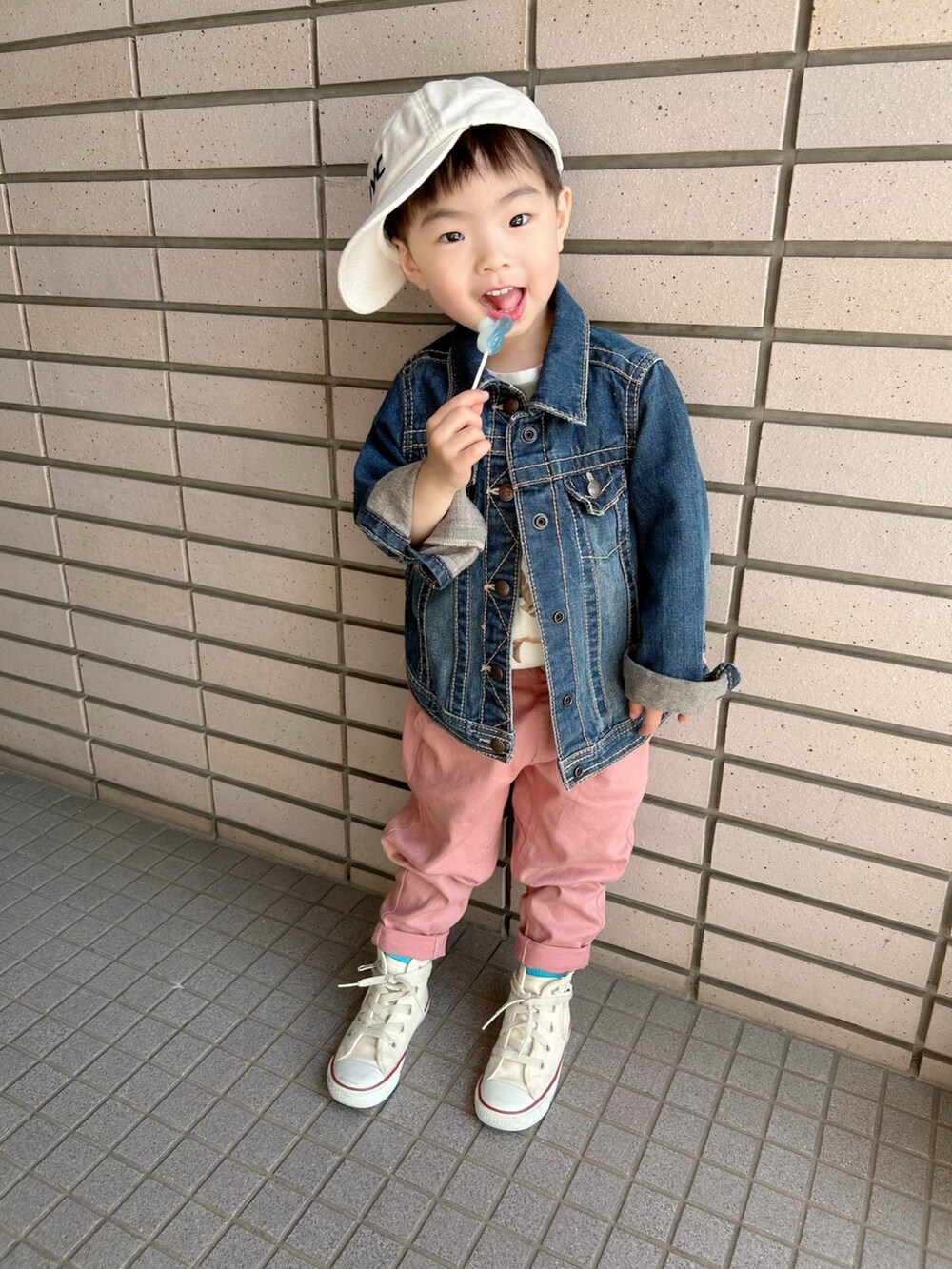 「お誕生日おめでとう！、ホワイトフェス、春コーデ、カジュアルコーデ、シンプルコーデ、カラーパンツ、休日スタイル、デニム、プチプラ、古着MIX、コンバース、ビタミンカラー、レイヤードスタイル、ジャケットスタイル、スニーカー」｜「DONOBANの858円→92円 84円まで値下がってた😆（ニットキャップ/ビーニー、ブルー系）」を使った、lenlen23さん（キッズ・90cm）の春コーディネートの5枚目の写真