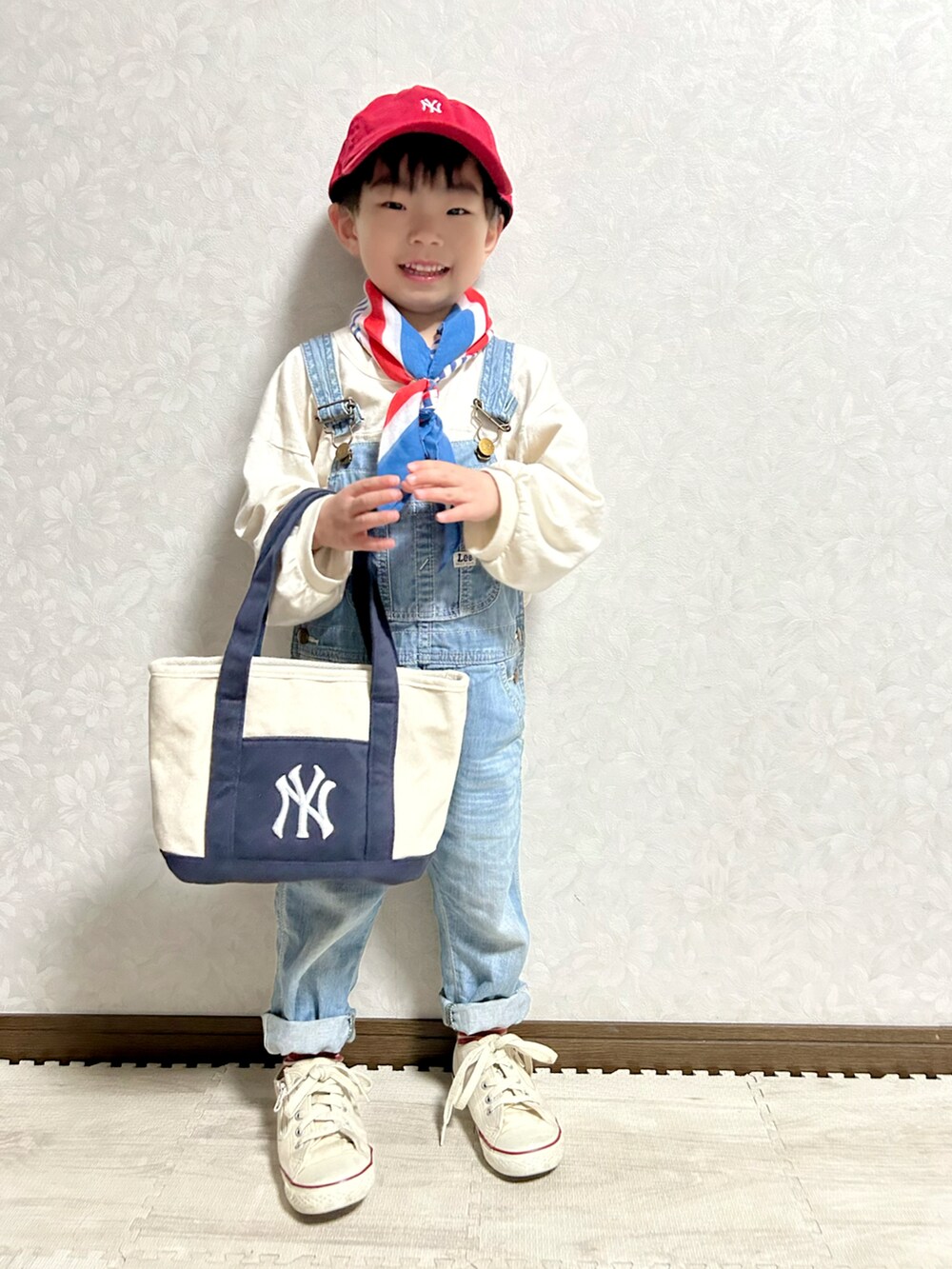 ホワイト系のTシャツ/カットソー、ブルー系のサロペット/オーバーオール、ホワイト系のショルダーバッグを着用したキッズの春コーディネートの4枚目の写真