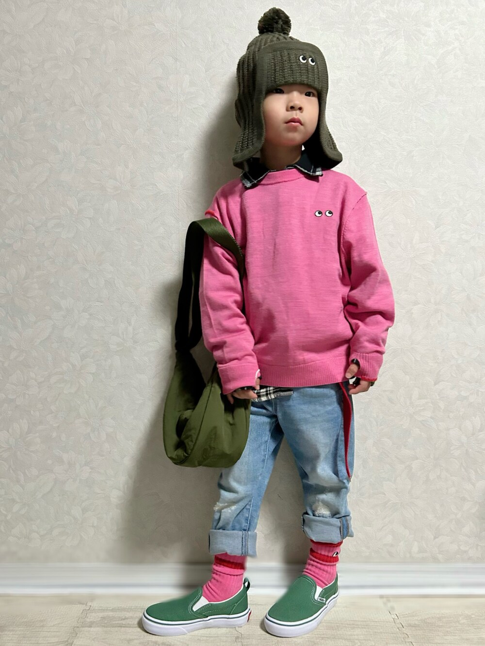 ピンク系のニット/セーター、ブラック系のシャツ/ブラウス、グリーン系のショルダーバッグを着用したキッズの秋コーディネートの2枚目の写真