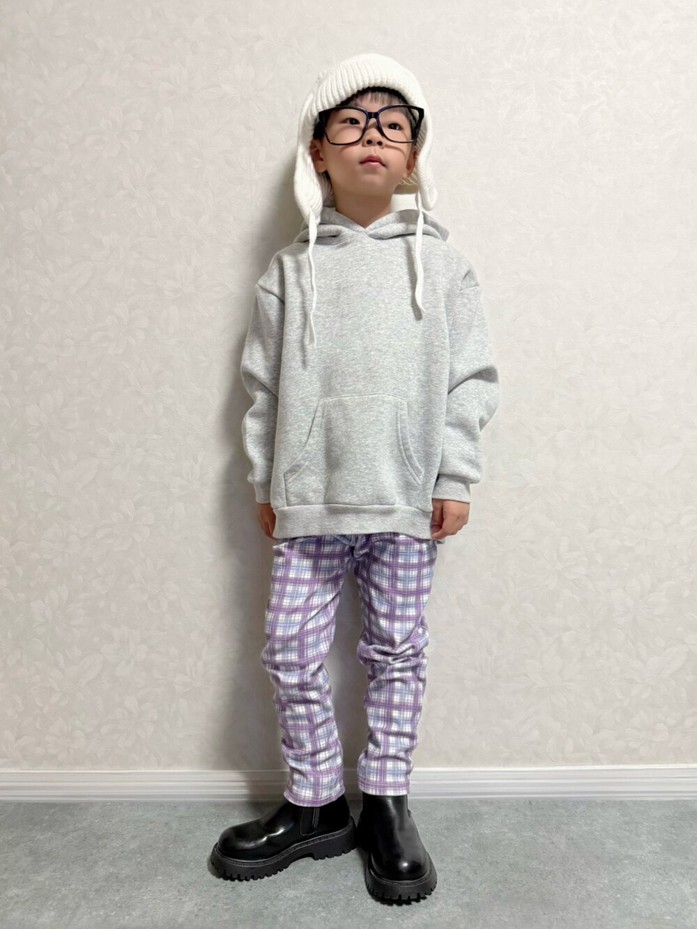 グレー系のパーカー、ブラック系のブーツ、パープル系のレギンス/スパッツを着用したキッズの秋コーディネートの3枚目の写真