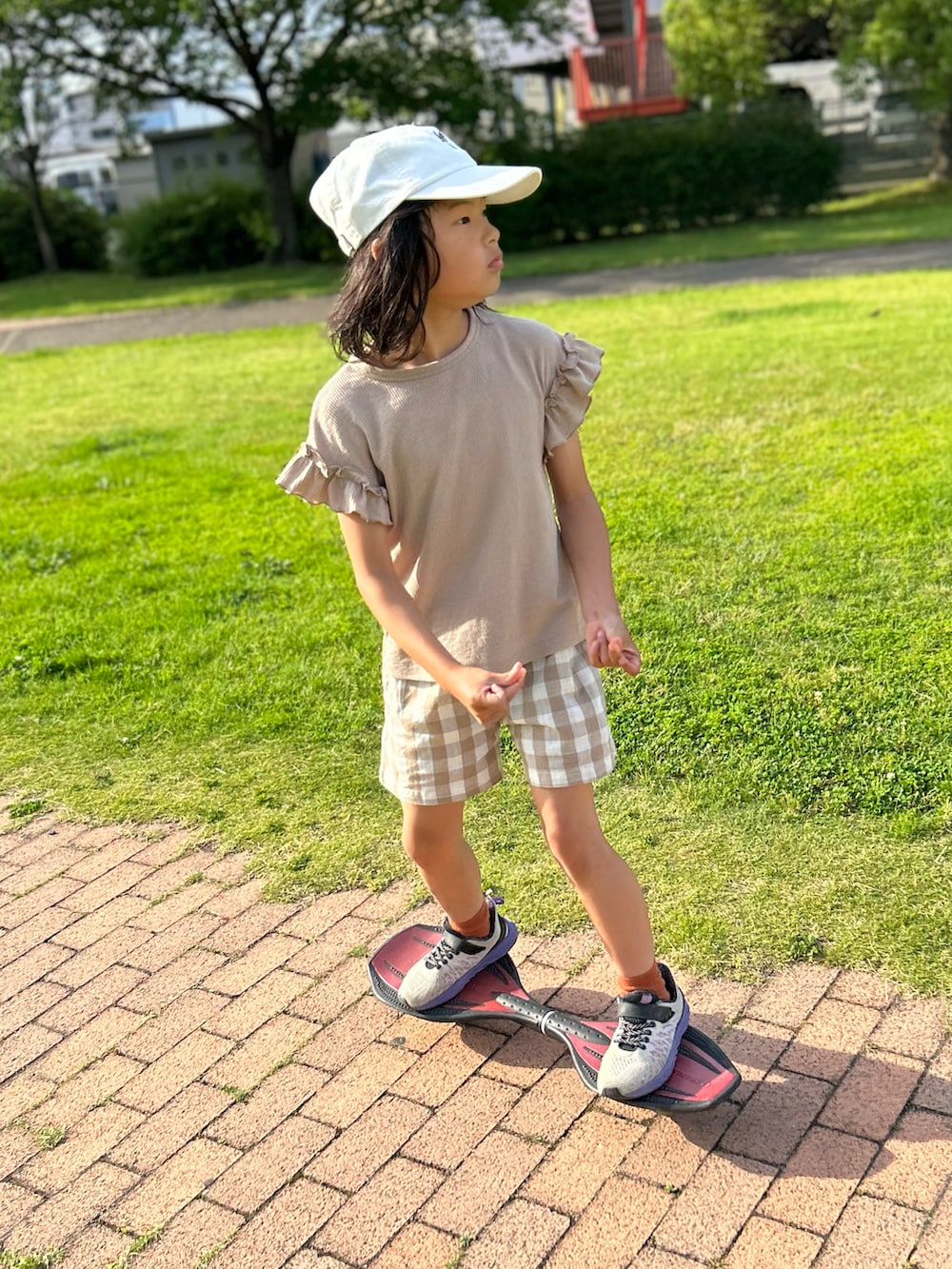 ホワイト系のスニーカー、ホワイト系のキャップ、グレー系のルームウェア/パジャマを着用したキッズの春コーディネートの2枚目の写真