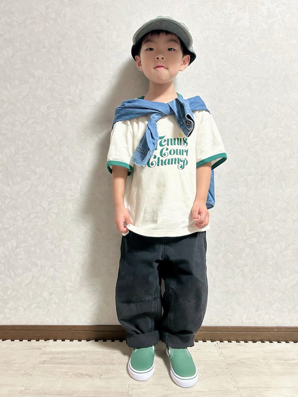 ホワイト系のTシャツ/カットソー、ブルー系のシャツ/ブラウス、グレー系のデニムパンツを着用したキッズの秋コーディネートの4枚目の写真