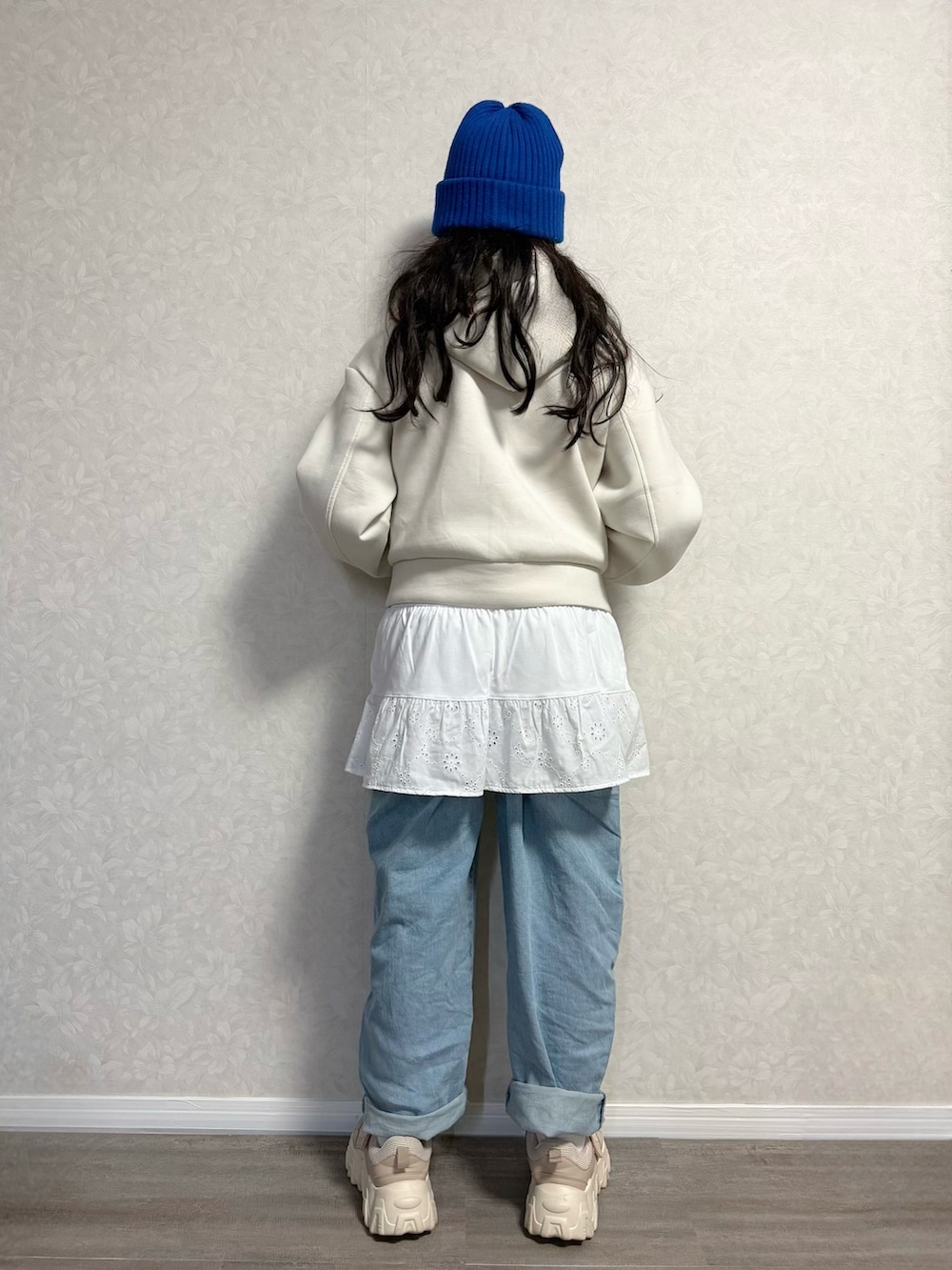 ベージュ系のその他シューズ、レッド系のTシャツ/カットソー、ホワイト系のパーカーを着用したキッズの冬コーディネートの2枚目の写真