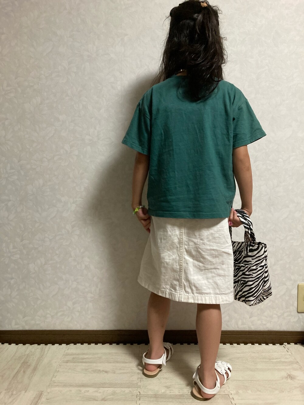 グリーン系のTシャツ/カットソー、ホワイト系のサロペット/オーバーオール、その他のトートバッグを着用したキッズの夏コーディネートの5枚目の写真