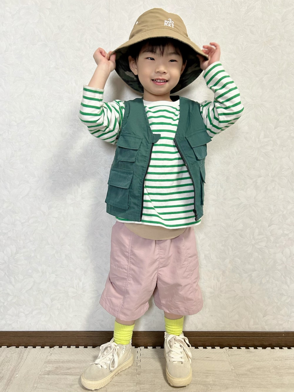 グリーン系のTシャツ/カットソー、グリーン系のベスト、ピンク系のパンツを着用したキッズの春コーディネートの4枚目の写真