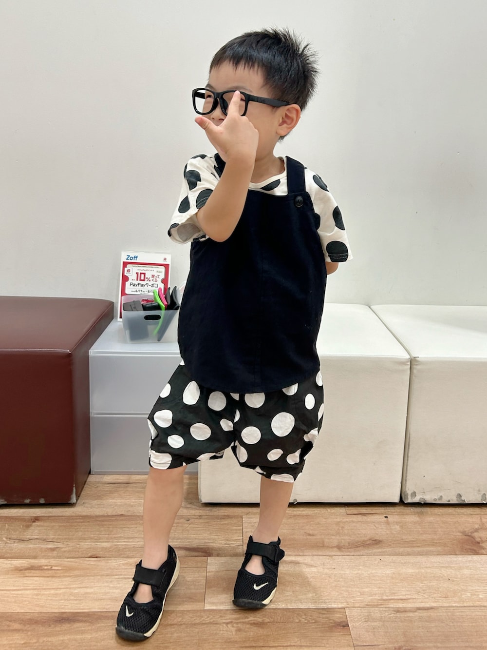 ホワイト系のTシャツ/カットソー、ブラック系のベスト、ブラック系のパンツを着用したキッズの夏コーディネートの2枚目の写真