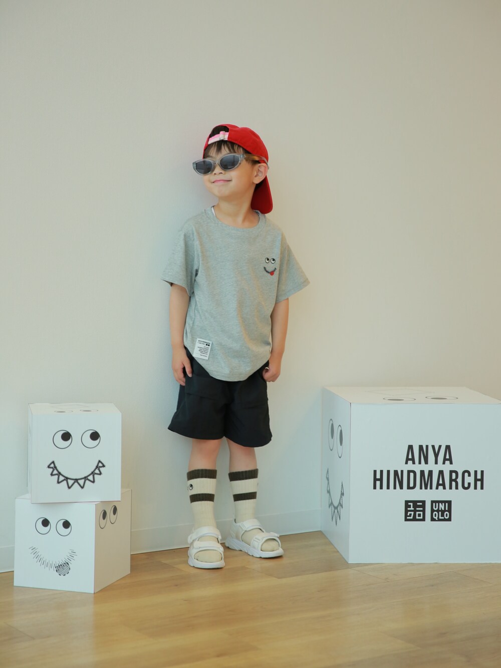 グレー系のTシャツ/カットソー、ブラック系のパンツ、ホワイト系のサンダルを着用したキッズの春コーディネートの3枚目の写真