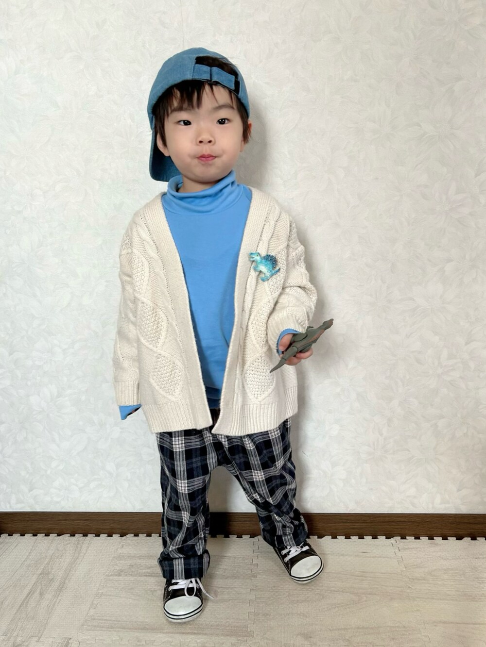 ブルー系のTシャツ/カットソー、ホワイト系のカーディガン/ボレロ、ブルー系のその他パンツを着用したキッズの春コーディネートの3枚目の写真