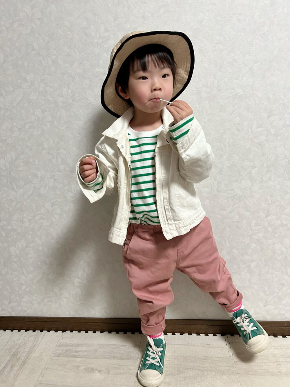 グリーン系のTシャツ/カットソー、ホワイト系のデニムジャケット、ピンク系のチノパンツを着用したキッズの春コーディネートの3枚目の写真