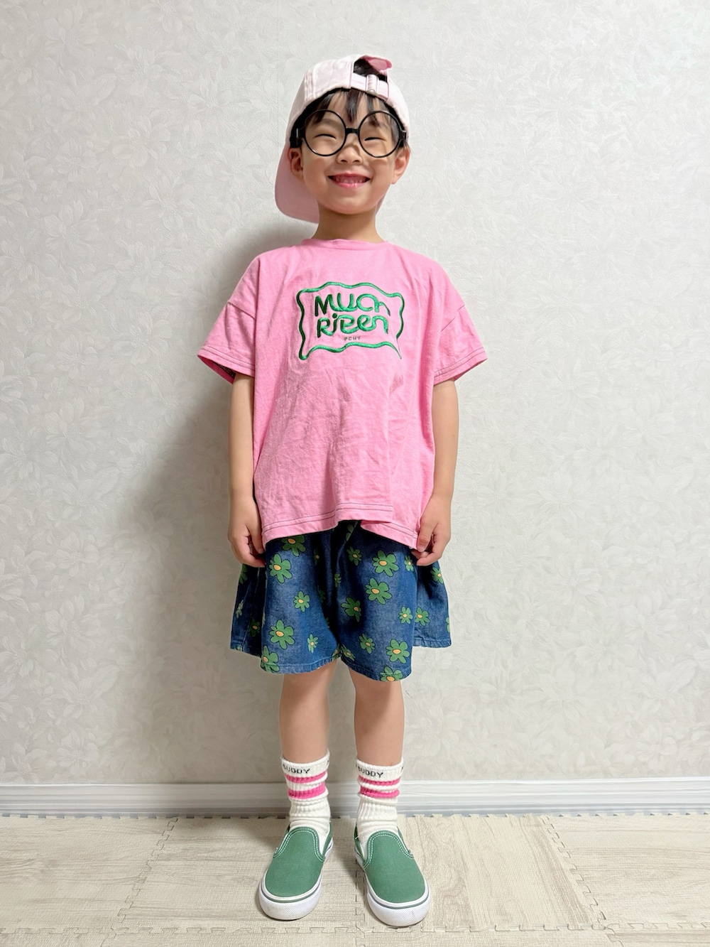 「夏コーデ、ストリート、カジュアルコーデ、キャップ、サングラス、デニム、ハーフパンツ、ショートパンツ、スリッポン、スニーカー、シンプルコーデ、花柄、ショルダーバッグ、ピンク、プチプラ」｜「LOWRYS FARMの刺繍ロゴＣＡＰ　264887（キャップ、ピンク系）」を使った、lenlen23さん（キッズ・110cm）の夏コーディネートの3枚目の写真