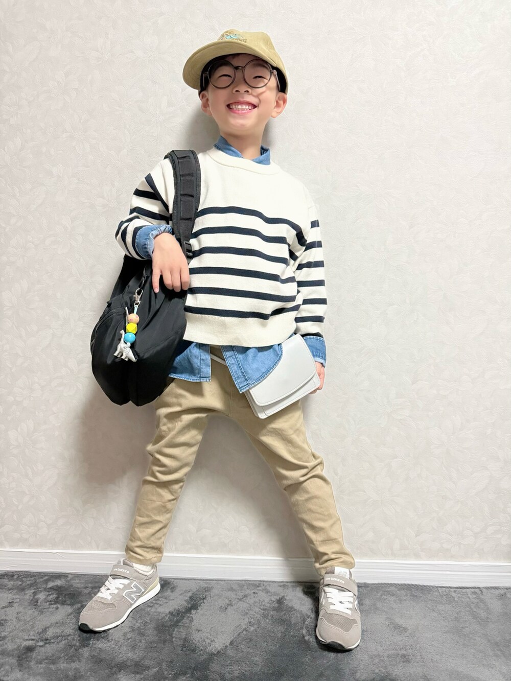 ベージュ系のその他パンツ、グレー系のスニーカー、ブラック系のバックパック/リュックを着用したキッズの冬コーディネートの3枚目の写真