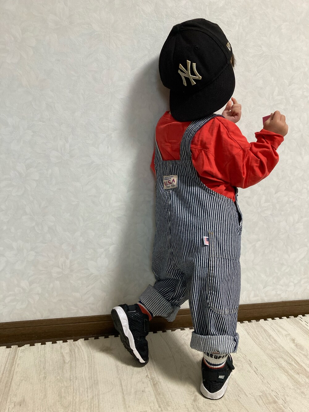 ホワイト系のショルダーバッグ、レッド系のTシャツ/カットソー、ブラック系のスニーカーを着用したキッズの春コーディネートの4枚目の写真