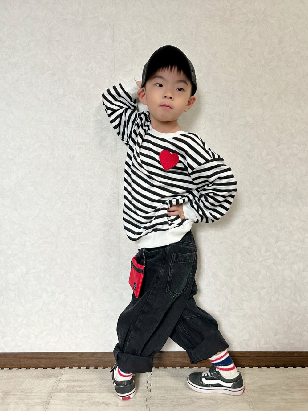 ホワイト系のTシャツ/カットソー、グレー系のデニムパンツ、ブラック系のスニーカーを着用したキッズの秋コーディネートの2枚目の写真