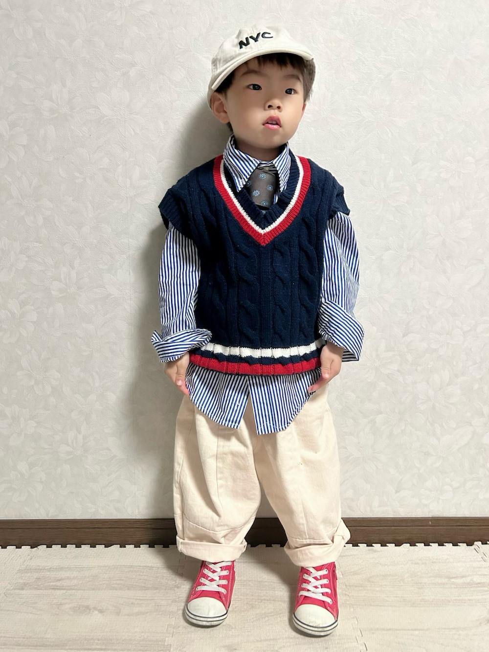 ブルー系のシャツ/ブラウス、ブルー系のベスト、ブラウン系のネクタイを着用したキッズの春コーディネートの2枚目の写真