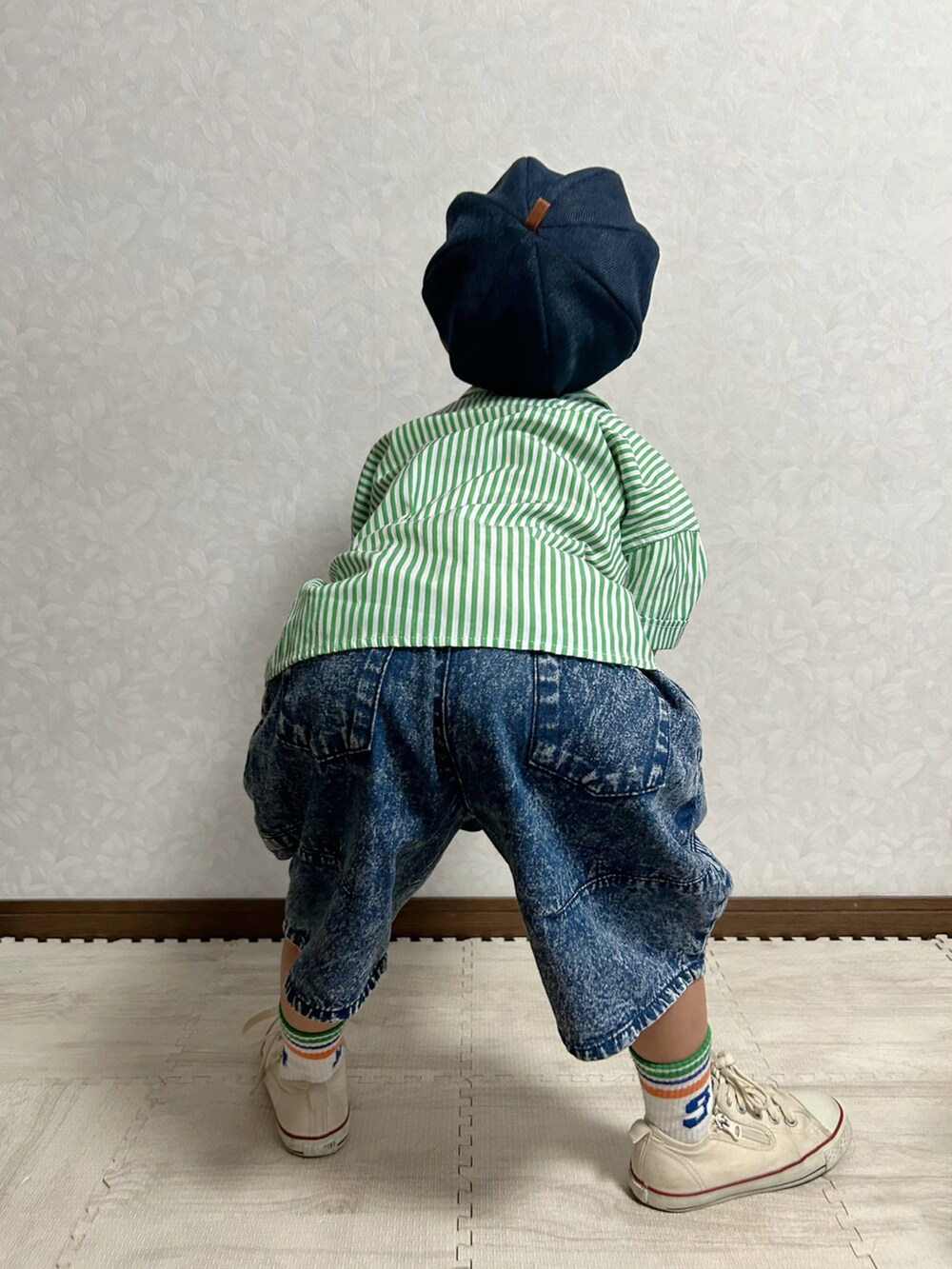 グリーン系のシャツ/ブラウス、オレンジ系のTシャツ/カットソー、ブルー系のデニムパンツを着用したキッズの夏コーディネートの5枚目の写真
