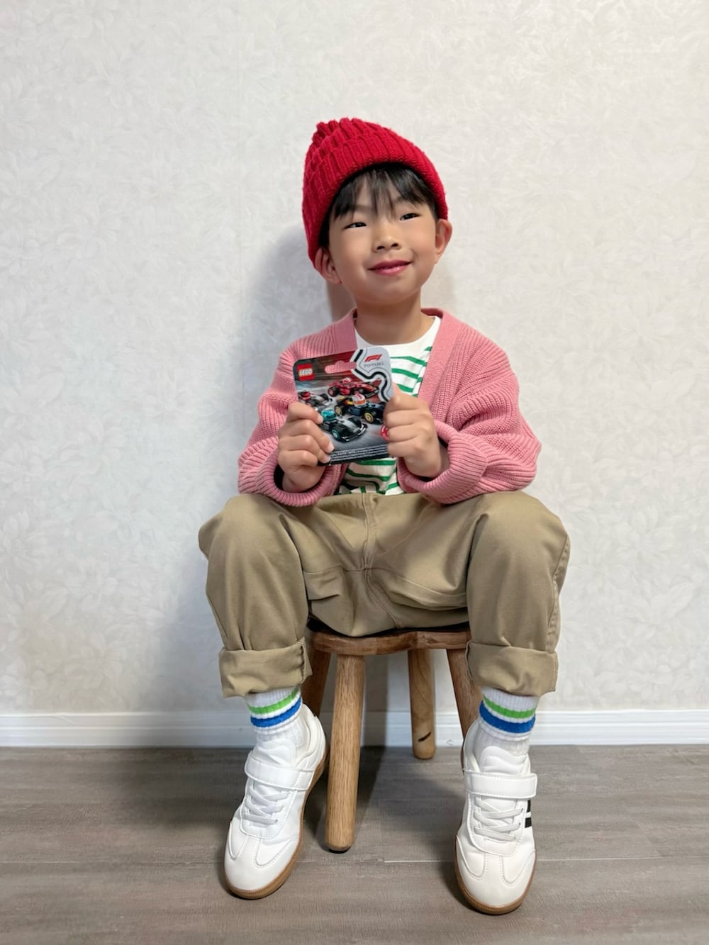 グリーン系のTシャツ/カットソー、ピンク系のカーディガン/ボレロ、ベージュ系のチノパンツを着用したキッズの春コーディネートの5枚目の写真