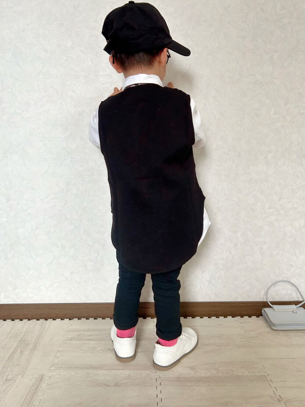 ホワイト系のシャツ/ブラウス、ベージュ系のベスト、レッド系の蝶ネクタイを着用したキッズの春コーディネートの5枚目の写真