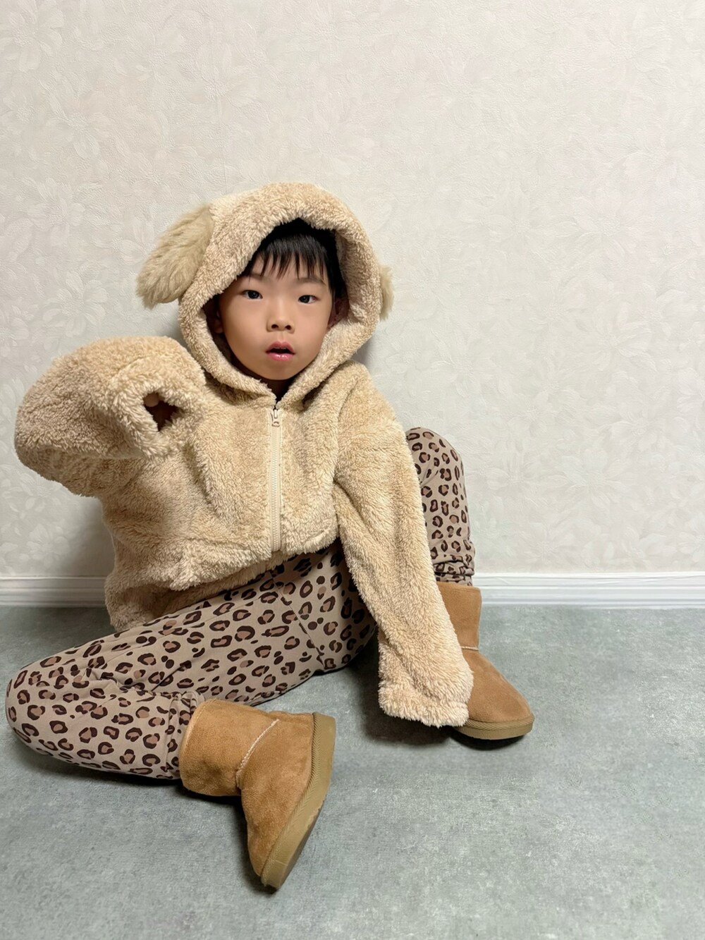 ホワイト系のTシャツ/カットソー、ブラウン系のその他パンツ、ベージュ系のパーカーを着用したキッズの秋コーディネートの3枚目の写真