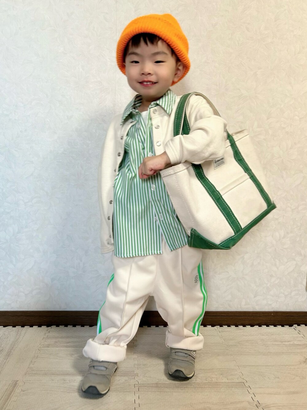 グリーン系のシャツ/ブラウス、ホワイト系のカーディガン/ボレロ、ホワイト系のその他パンツを着用したキッズの春コーディネートの3枚目の写真
