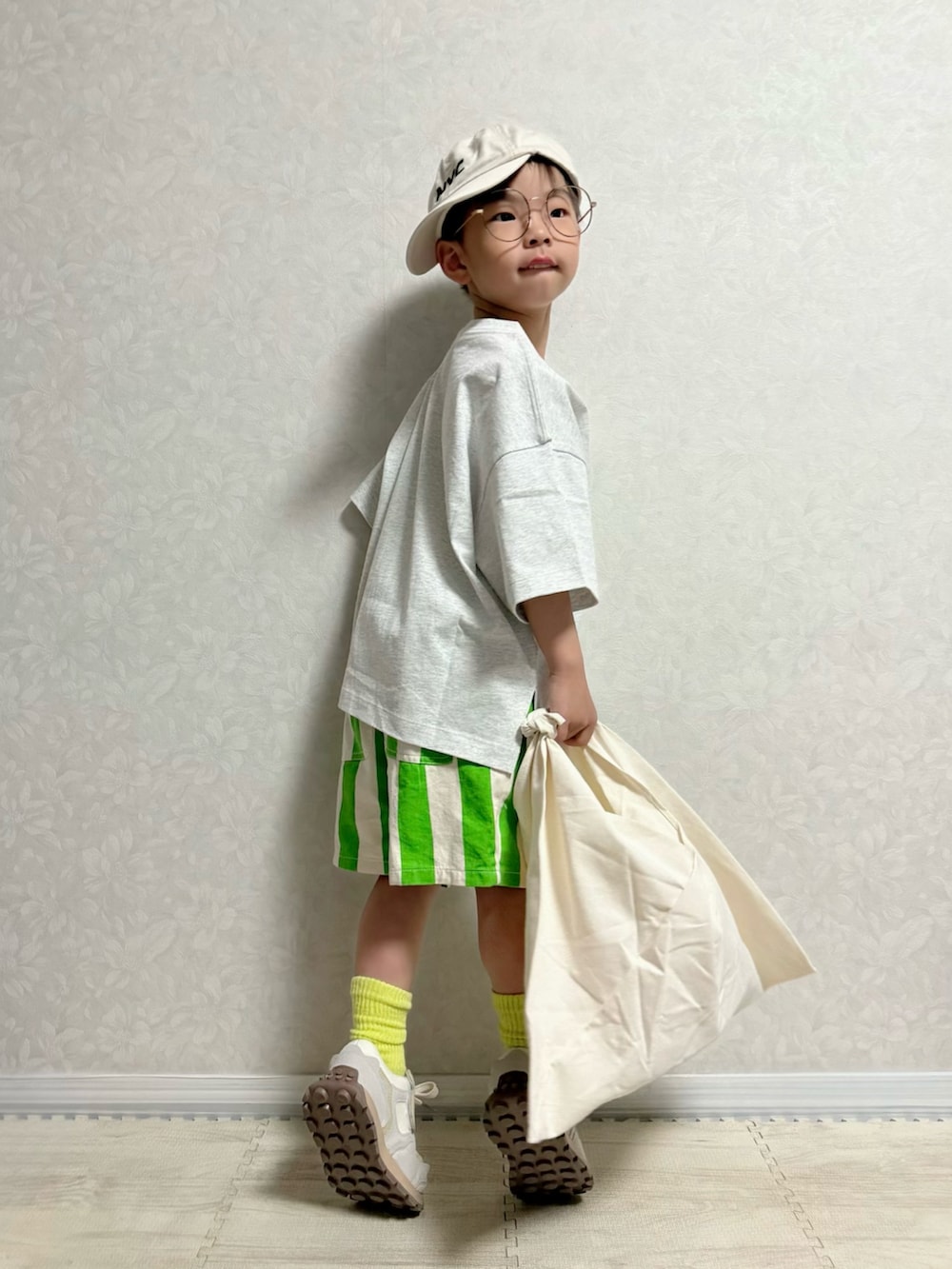 「めがね、ハーフパンツ、Tシャツ、LOWRYS FARM、キャップ、プチプラ、休日スタイル、きれいめカジュアル、トートバッグ、スニーカー、お出かけコーデ、春夏コーデ、夏コーデ、やっぱり帽子が好き、ストリート」｜「西松屋のアイテム（キャップ、ホワイト系）」を使った、lenlen23さん（キッズ・110cm）の春コーディネートの4枚目の写真
