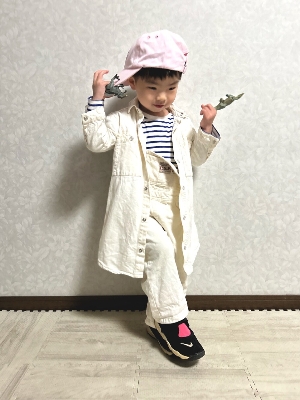 ブルー系のTシャツ/カットソー、ホワイト系のワンピース、ホワイト系のサロペット/オーバーオールを着用したキッズの春コーディネートの5枚目の写真