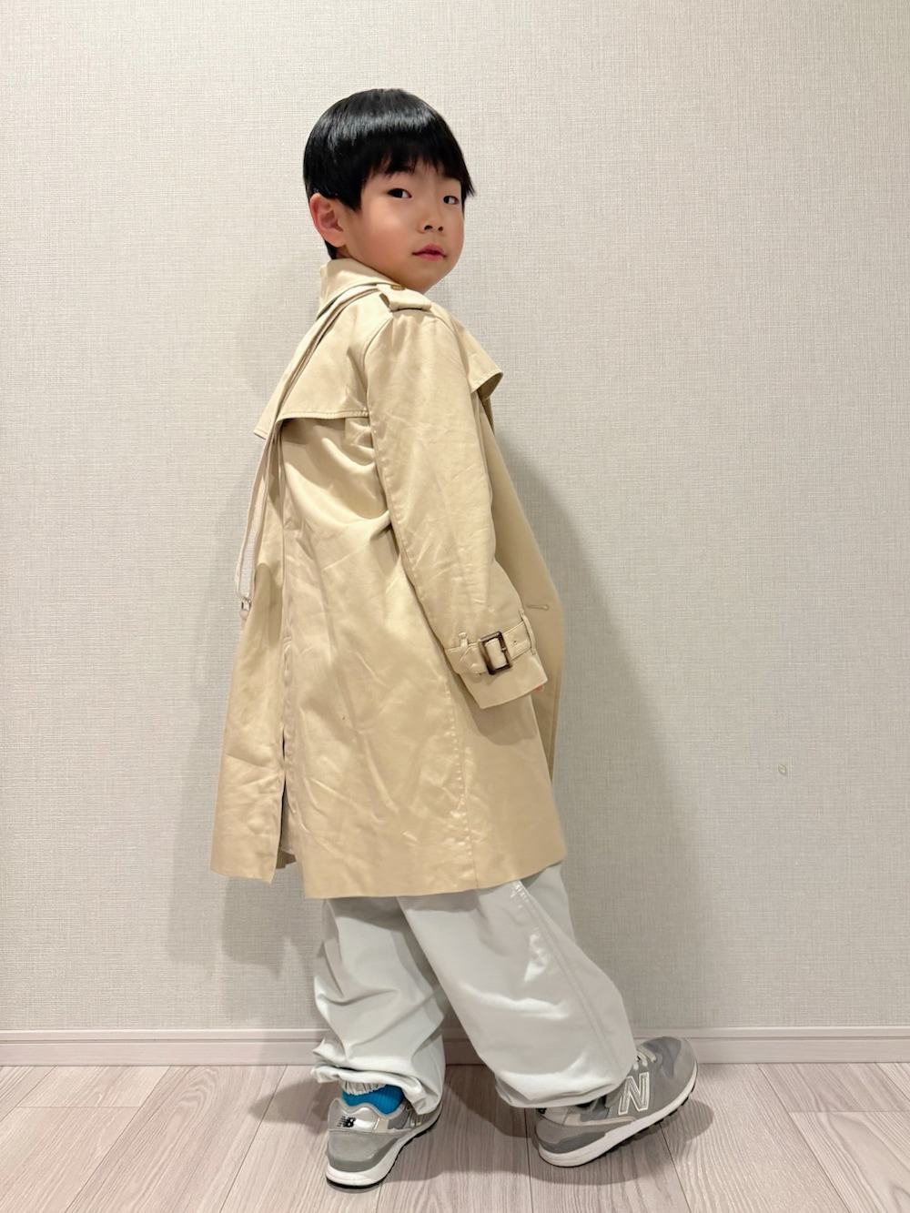 グレー系のスニーカー、ピンク系のTシャツ/カットソー、ホワイト系のショルダーバッグを着用したキッズの冬コーディネートの4枚目の写真