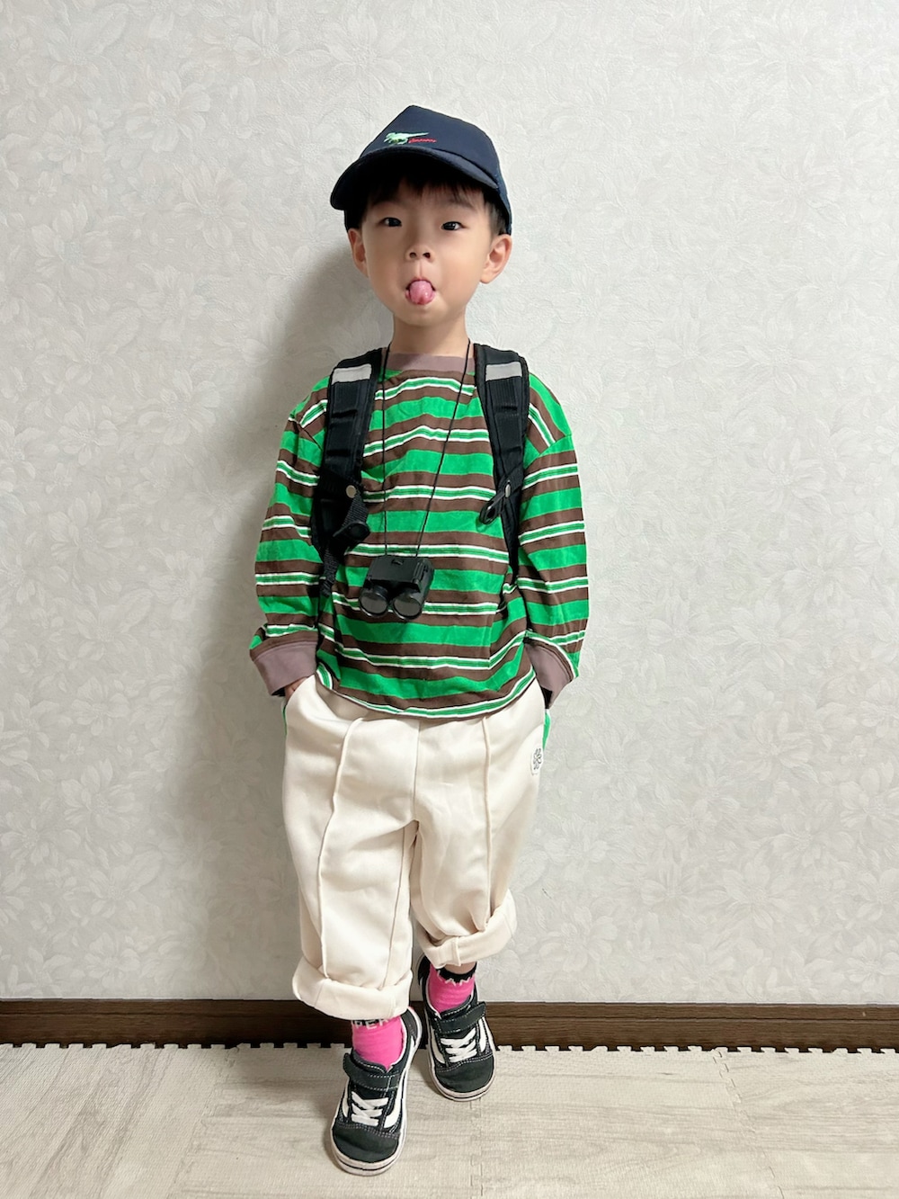 グリーン系のTシャツ/カットソー、ブラック系のバックパック/リュック、ホワイト系のその他パンツを着用したキッズの秋コーディネートの3枚目の写真