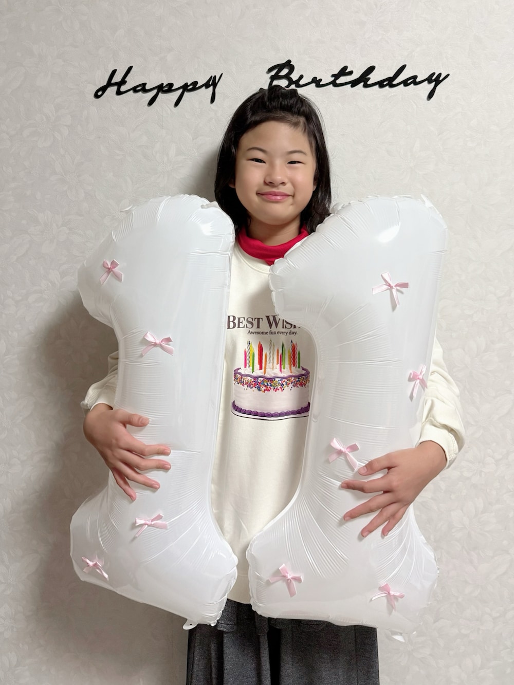 ブラック系のスカート、ホワイト系のスウェット、レッド系のTシャツ/カットソーを着用したキッズの秋コーディネートの2枚目の写真