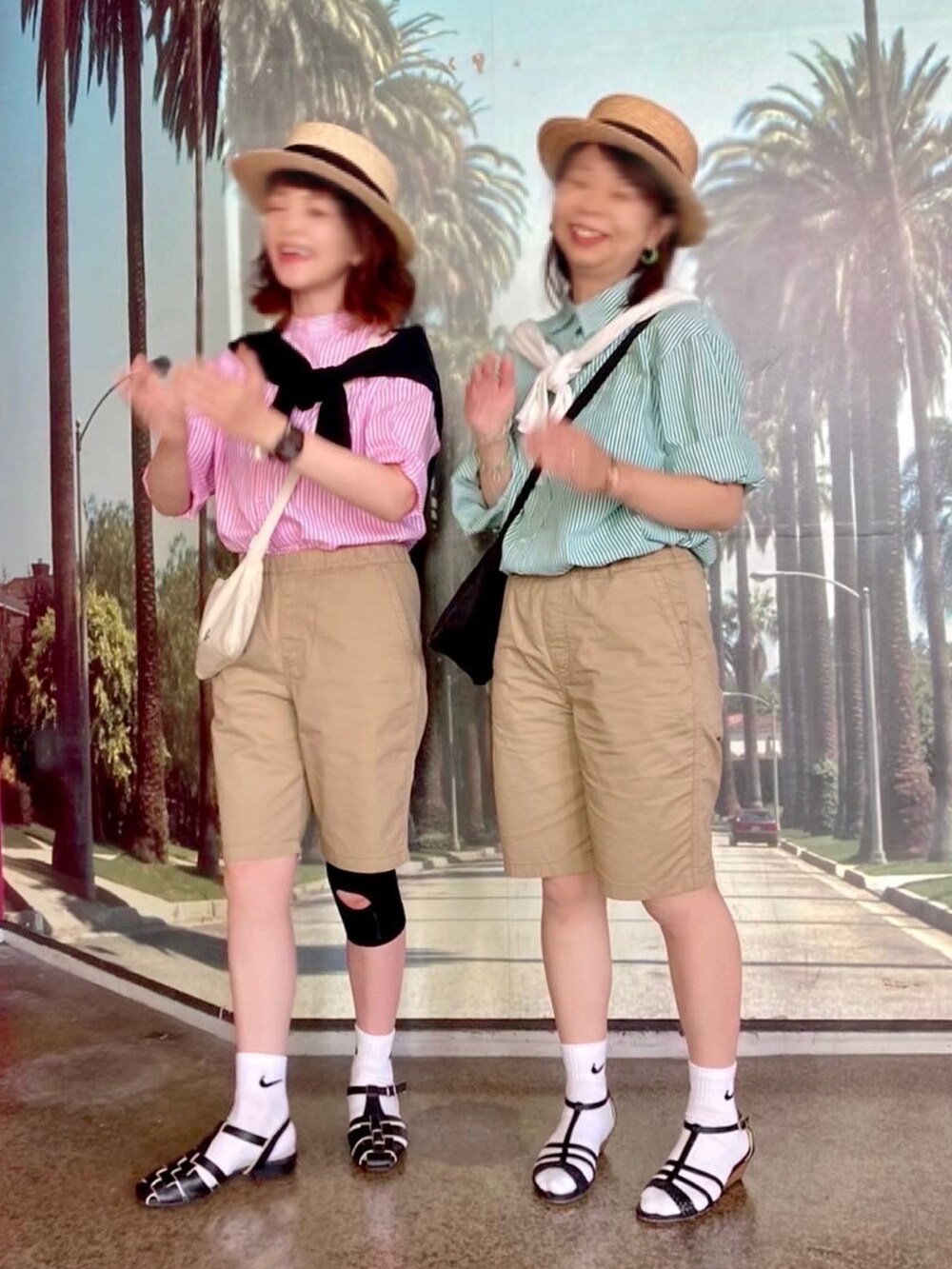 グリーン系のシャツ/ブラウス、ベージュ系のその他パンツ、ブラック系のショルダーバッグを着用したレディースの夏コーディネートの4枚目の写真