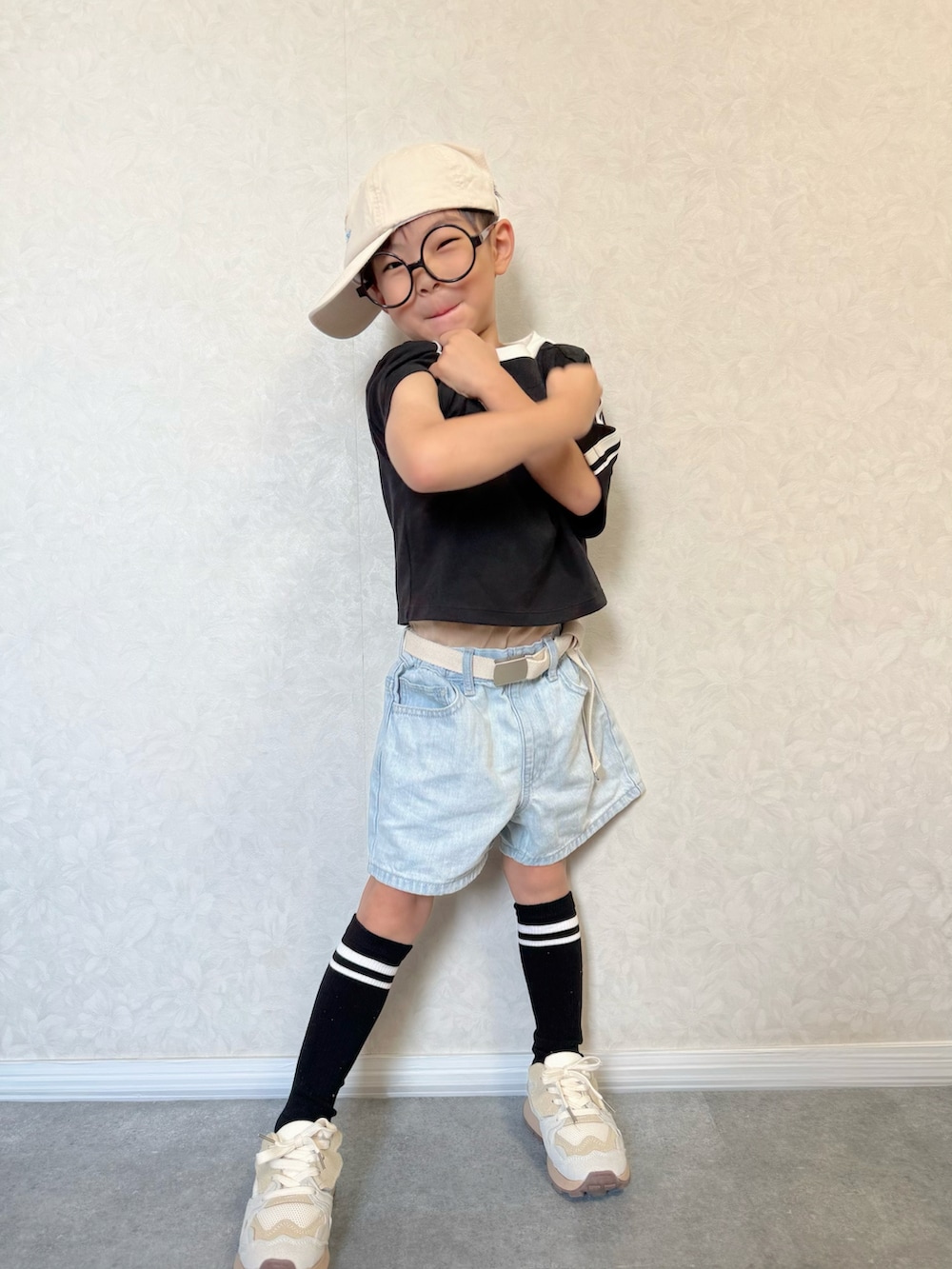 ホワイト系のスニーカー、ベージュ系のタンクトップ、パープル系のTシャツ/カットソーを着用したキッズの夏コーディネートの3枚目の写真