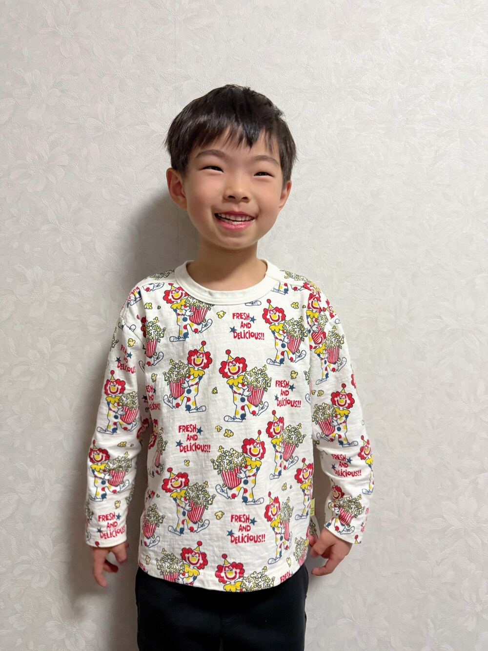 ベージュ系のベスト、ベージュ系のTシャツ/カットソー、ホワイト系のスニーカーを着用したキッズの冬コーディネートの3枚目の写真