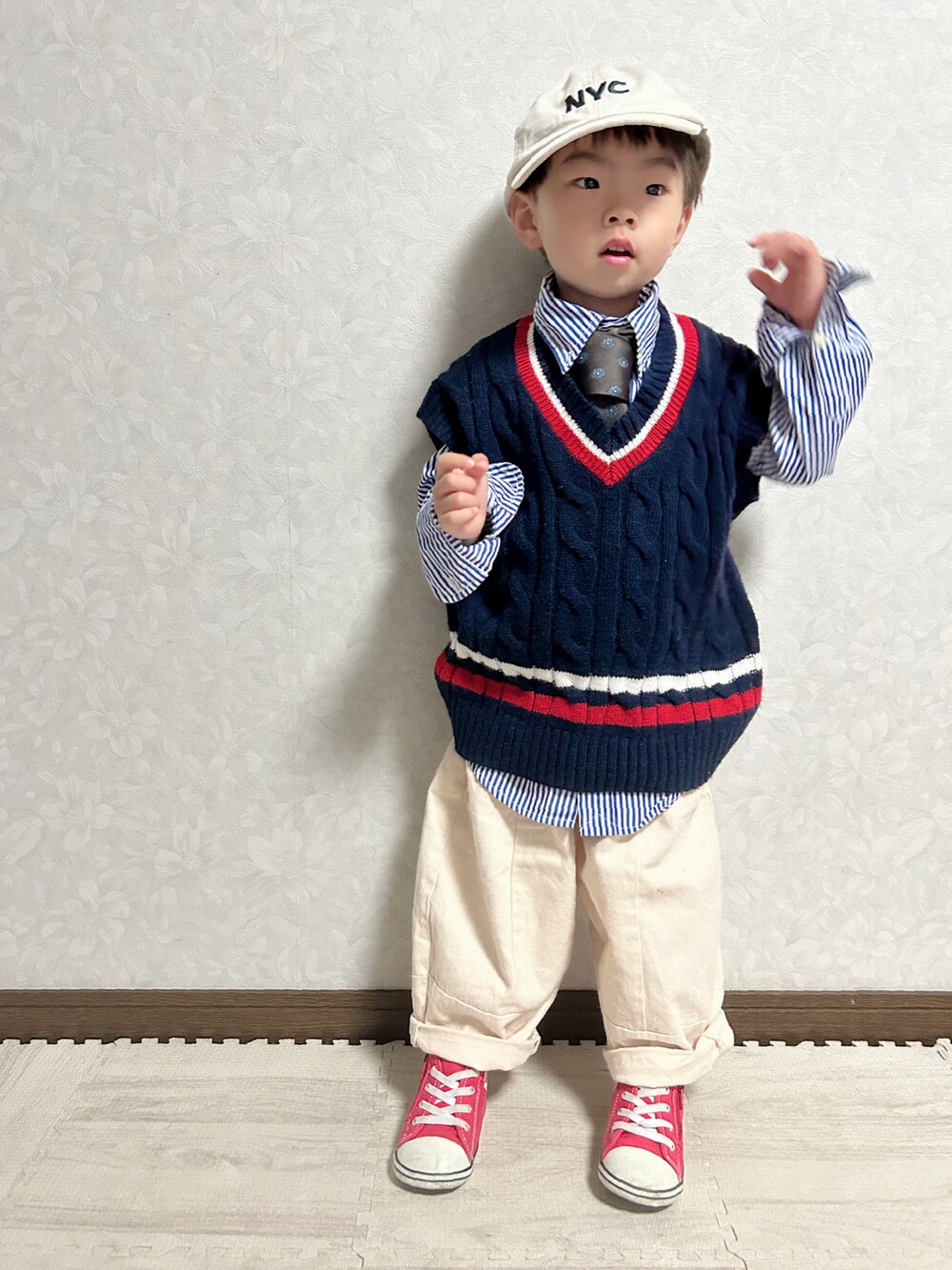 ブルー系のシャツ/ブラウス、ブルー系のベスト、ブラウン系のネクタイを着用したキッズの春コーディネートの3枚目の写真